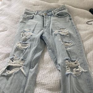 Ripped straight jean